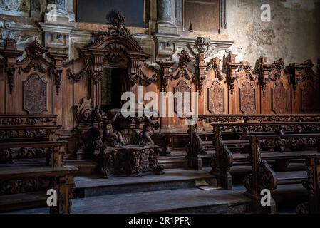 Belle décoration en bois, bancs et une marionnette dans l'église abandonnée Santo Siro e Libera à Vérone, Italie Banque D'Images