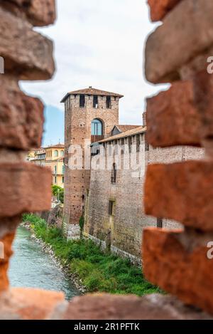 Vue panoramique sur une tour du château médiéval de Castelvecchio à Vérone, en Italie Banque D'Images