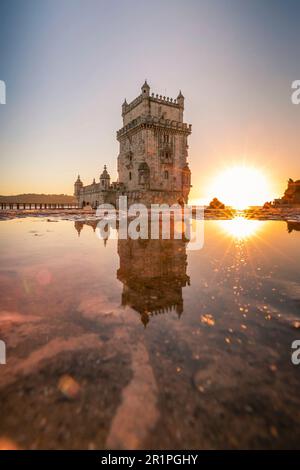 La tour de guet Torre de Belém se trouve dans l'estuaire du Tage. Coucher de soleil à Lisbonne, Portugal Banque D'Images