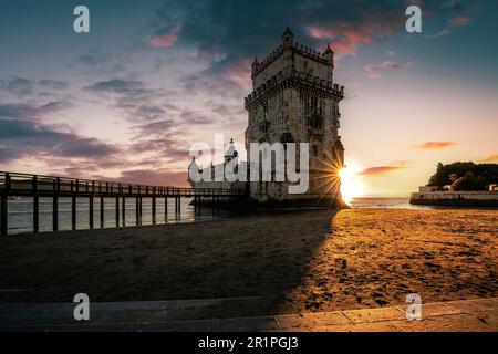 La tour de guet Torre de Belém se trouve dans l'estuaire du Tage. Coucher de soleil à Lisbonne, Portugal Banque D'Images