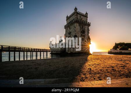 La tour de guet Torre de Belém se trouve dans l'estuaire du Tage. Coucher de soleil à Lisbonne, Portugal Banque D'Images