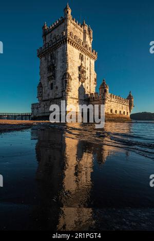 La tour de guet Torre de Belém se trouve dans l'estuaire du Tage. Coucher de soleil à Lisbonne, Portugal Banque D'Images