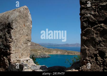 Grèce, Dodécanèse, île de Rhodes, côte, Lindos, château de la colline, St. Forteresse de Jean, vue de la forteresse à la mer, côte de mer, ciel bleu, mer Egée, château, fort, St. Fort de John's, bâtiments, ruine, site d'excavation, Banque D'Images