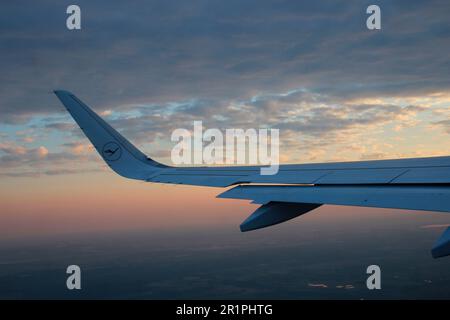 Avion, vue de la fenêtre, pendant le décollage au-dessus de l'aéroport de Munich, horizon Banque D'Images
