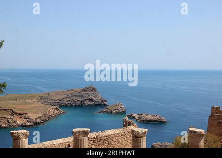 Grèce, Dodécanèse, île de Rhodes, côte, Lindos, montagne du château, acropole, ruines du temple, colonnes, mer Egée, côte de mer, temple, ruine, temple d'Athéna, architecture, historique, ancien, culture, archéologie, site d'excavation Banque D'Images