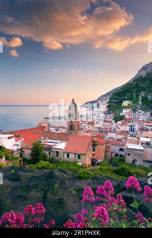 Amalfi, Italie. Image de paysage urbain de la célèbre ville côtière d'Amalfi, située sur la côte amalfitaine, en Italie, au coucher du soleil. Banque D'Images