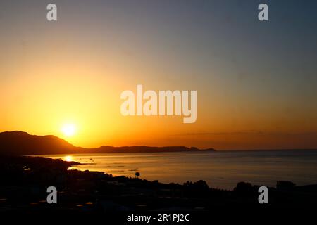 Vue sur le lever du soleil, plage, rivage, mer, Kiotari, Rhodes, Grèce Banque D'Images