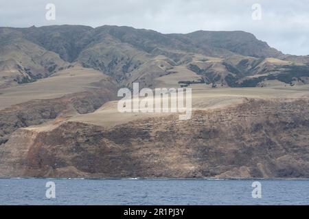 Chili, archipel Juan Fernandez, île Alexander Selkirk. Vue sur la côte sauvage de l'île. Banque D'Images