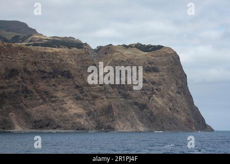 Chili, archipel Juan Fernandez, île Alexander Selkirk. Vue sur la côte sauvage de l'île. Banque D'Images