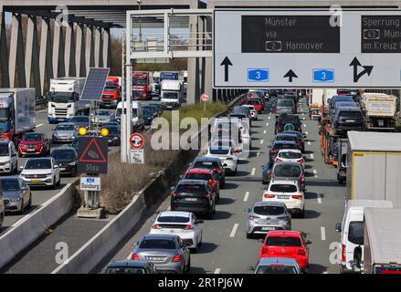 Oberhausen, Rhénanie-du-Nord-Westphalie, Allemagne - embouteillage sur l'autoroute A3, voyage de Pâques, voitures, fourgonnettes, camions, les caravanes et les campeurs sont dans l'embouteillage. Banque D'Images