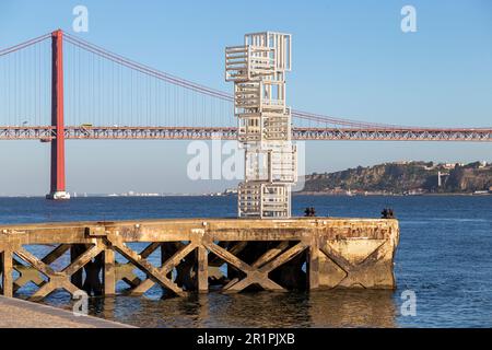 Lisbonne, Portugal: L'installation d'Escultura de Luz par Pedro Cabrita Reis en face du Musée MAAT avec pont suspendu Ponte 25 de Abril à l'arrière Banque D'Images