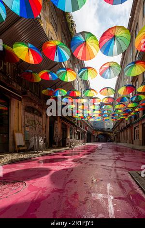 Rua Nova do Carvalho. Il est connu sous le nom de Lisbonís Pink Street, et est situé dans le quartier de Cais do Sodre et à côté du quartier branché de Santos, qui est un mélange parfait d'éléments historiques et modernes Banque D'Images