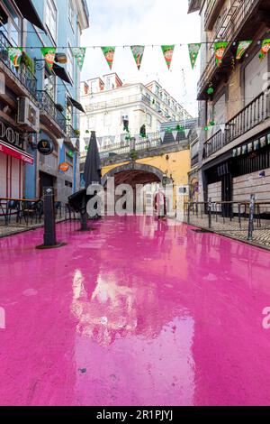 Rua Nova do Carvalho. Il est connu sous le nom de Lisbonís Pink Street, et est situé dans le quartier de Cais do Sodre et à côté du quartier branché de Santos, qui est un mélange parfait d'éléments historiques et modernes. Banque D'Images