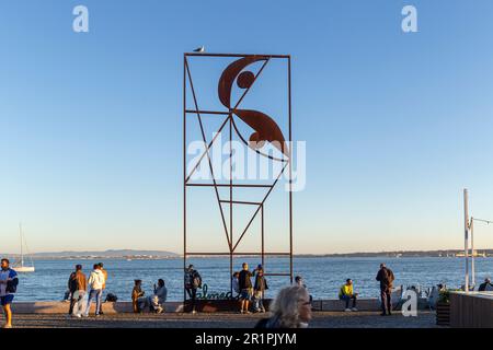 Reminiscência (Almada Negreiros) - un monument en l'honneur de l'artiste portugais Jose Sobral de Almada Negreiros. Installé en 2014 à Lisbonne, au bord de la rivière Tage. Banque D'Images