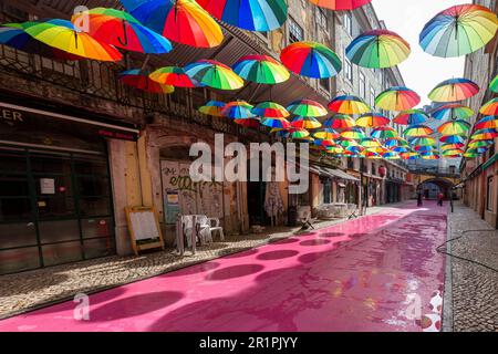 Rua Nova do Carvalho. Il est connu sous le nom de Lisbonís Pink Street, et est situé dans le quartier de Cais do Sodre et à côté du quartier branché de Santos, qui est un mélange parfait d'éléments historiques et modernes Banque D'Images