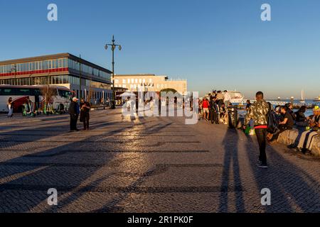 Les Cais das Pombas sont un hangout populaire sur le Tage, non loin du marché de Time Out au Portugal, Lisbonne Banque D'Images