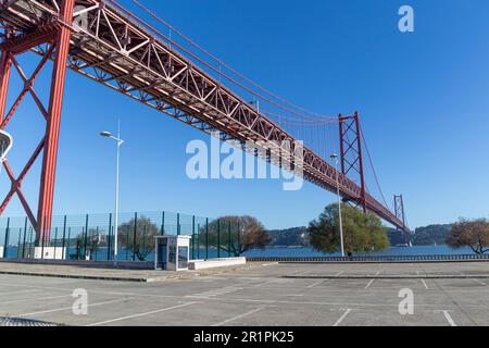 Le pont du 25 avril (Ponte 25 de Abril) est un pont suspendu en acier situé à Lisbonne, au Portugal, traversant la rivière Targus. C'est l'un des monuments les plus célèbres de la région. Banque D'Images