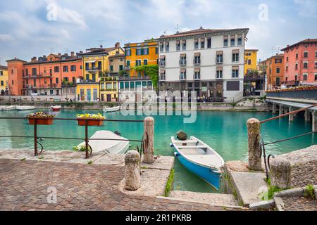 Peschiera del Garda, Italie - petite ville fortifiée historique située sur le lac de Garde Banque D'Images