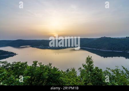 Edertal, réservoir de lac Edersee, château de Schloss Waldeck à Nordhessen (Hesse du Nord), Hesse, Allemagne Banque D'Images