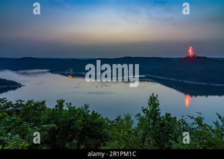 Edertal, réservoir de lac Edersee, feux d'artifice sur le château de Schloss Waldeck, navire de passagers à Nordhessen (Hesse du Nord), Hesse, Allemagne Banque D'Images