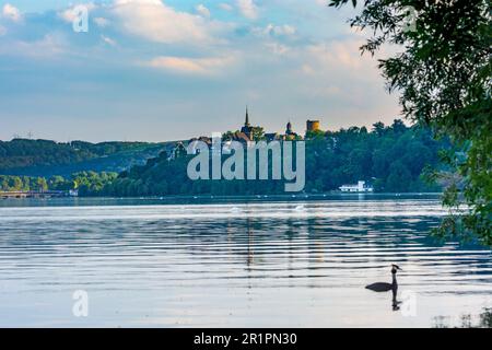 Herdecke, lac Harkortsee au bord de la Ruhr, vue sur la ville de Wetter à Ruhrgebiet, Rhénanie-du-Nord-Westphalie, Allemagne Banque D'Images