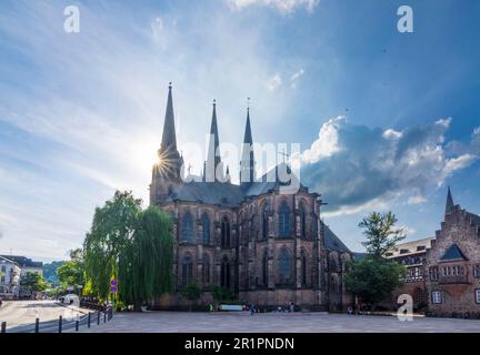 Marburg, Elisabethkirche (église Sainte-Élisabeth), Deutsches Haus (Deutschordenshaus ou Deutschhaus) était la résidence originale de l'ordre teutonique (à droite) à Lahntal, Hesse, Allemagne Banque D'Images