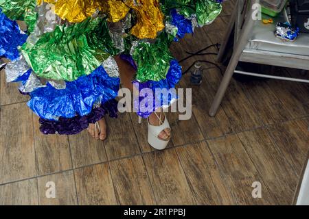 vue des chaussures à talons hauts de la robe de chambre drag queen pour aller à la marche de fierté gay Banque D'Images