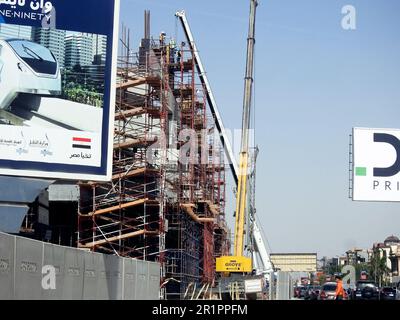 Le Caire, Egypte, 10 mai 2023: Le site monorail du Caire qui est en construction par la compagnie Orascom avec les colonnes et les voies dans la ville du Nouveau Caire, rapide Banque D'Images