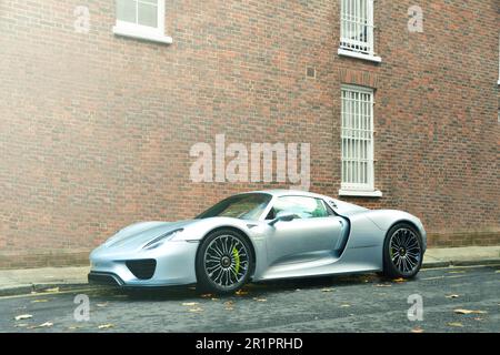 Porsche 918 garée à Londres Banque D'Images