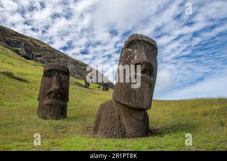 Chili, île de Pâques alias Rapa Nui. Moai traditionnel en pierre à Rano a Raraku aka la carrière. Patrimoine mondial de l'UNESCO. Banque D'Images