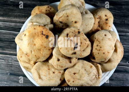 Mini pain plat traditionnel égyptien avec son de blé et farine, petit Aish Baladi ou petit pain cuit dans des fours extrêmement chauds, il est le résultat d'un M. Banque D'Images
