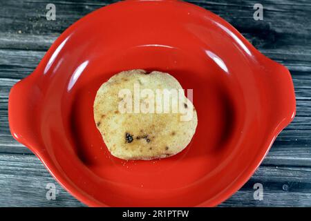 Mini pain plat traditionnel égyptien avec son de blé et farine, petit Aish Baladi ou petit pain cuit dans des fours extrêmement chauds, il est le résultat d'un M. Banque D'Images