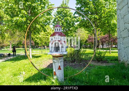 Sofia, Bulgarie. Mai 2023. un petit retable religieux dans un parc du centre-ville Banque D'Images