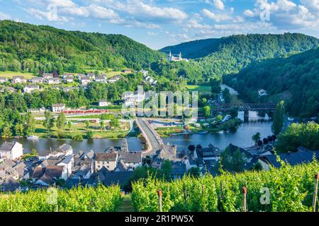 Obernhof, rivière Lahn, village Obernhof, vignoble, Abbaye d'Arnstein, Train local à Lahntal, Rhénanie-Palatinat, Allemagne Banque D'Images