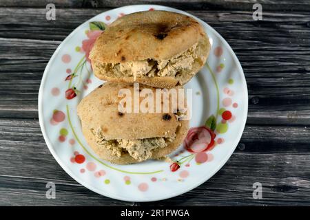 Un sandwich de tahini halva ordinaire traditionnel ou Halawa Tahiniya comme tahini de base et base de sucre à l'intérieur d'un mini pain plat traditionnel égyptien avec whea Banque D'Images
