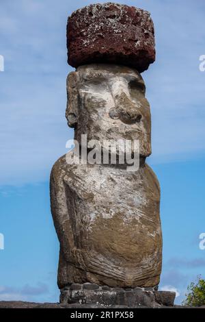 Chili, île de Pâques alias Rapa Nui. Vue détaillée des statues traditionnelles de Moai à Tongariki montrant un « chapeau » rouge typique, alias puako, fait de scoria. UNESCO Banque D'Images