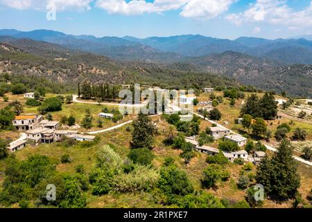 Village abandonné de Vretsia, région de Paphos, République de Chypre. Les résidents chypriotes turcs ont dû fuir après l'invasion turque de Chypre en 1974. Banque D'Images