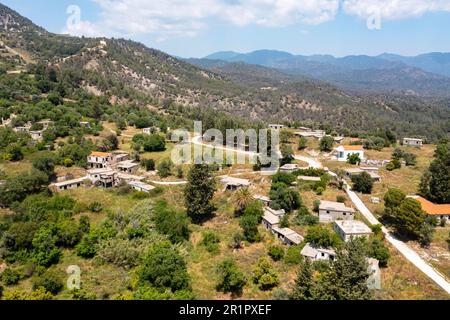 Village abandonné de Vretsia, région de Paphos, République de Chypre. Les résidents chypriotes turcs ont dû fuir après l'invasion turque de Chypre en 1974. Banque D'Images