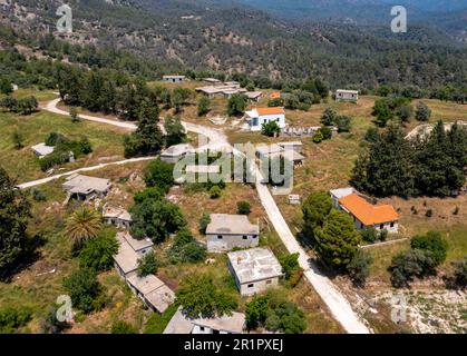 Village abandonné de Vretsia, région de Paphos, République de Chypre. Les résidents chypriotes turcs ont dû fuir après l'invasion turque de Chypre en 1974. Banque D'Images