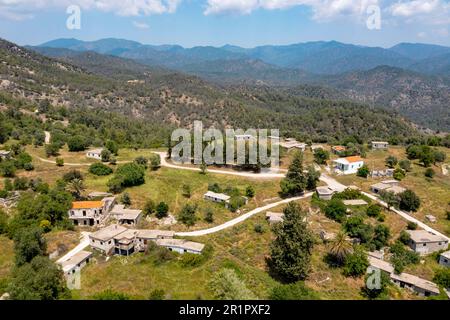 Village abandonné de Vretsia, région de Paphos, République de Chypre. Les résidents chypriotes turcs ont dû fuir après l'invasion turque de Chypre en 1974. Banque D'Images