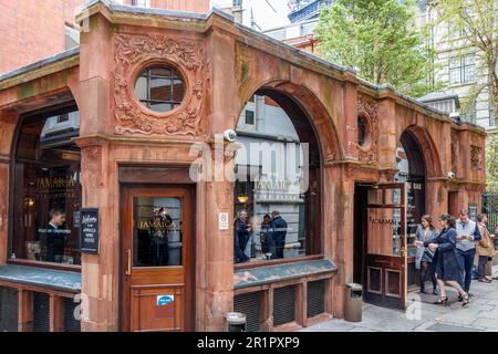 Le Jamaica Wine House, connu localement sous le nom de « Jampot », à St Michael's Alley, Londres EC3, Royaume-Uni. Banque D'Images