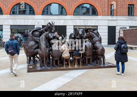 Les touristes interagissent avec 'The Wild Table of Love', une installation d'art public temporaire à Paternoster Square, Londres EC4, Royaume-Uni Banque D'Images