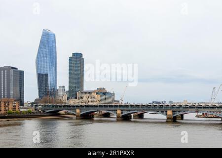 Blackfriars Bridge, Bankside et « The vase » sur la Tamise, Londres, Royaume-Uni Banque D'Images