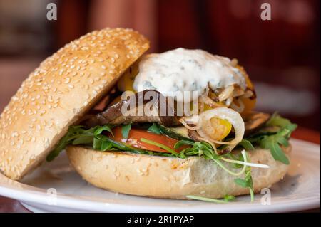 Italie, Trentin-Haut-Adige, Haut-Adige - Tyrol du Sud, cuisine végétalienne avec des ingrédients sans produits animaux, Vilpian, Pizzeria Central, Beyond Meat Burger (vegan). Banque D'Images