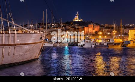 Vieux Port et notre-Dame de la Garde de nuit, Marseille, Provence-Alpes-Côte d'Azur, France, Banque D'Images