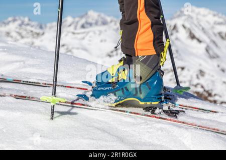 Autriche, Tyrol de l'est, vallée de Villgraten, Alpes de Tauern de l'Ouest, détails sur l'équipement technique de ski alpinisme, bottes, fixations et skis Banque D'Images