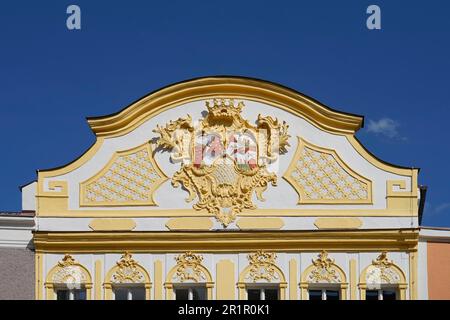 Allemagne, Bavière, haute-Bavière, Altötting Comté, Burghausen, Vieille ville, Palais de Taufkirchen, façade, pignon, armoiries Taufkirchen/Lerchenfeld Banque D'Images