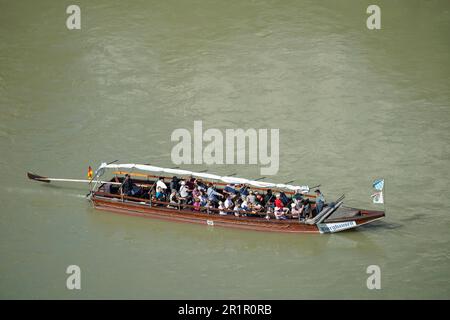 Allemagne, Bavière, haute-Bavière, Altötting district, Burghausen, Salzach, bateau, Plättenfahrt, touristes Banque D'Images