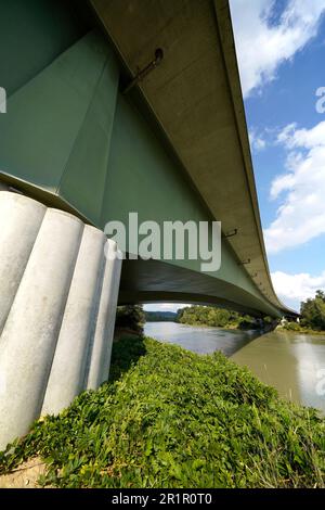 Allemagne, Bavière, haute-Bavière, Altötting district, Neuötting, Autoroute A94, pont au-dessus de l'auberge, 470m, pont jetée Banque D'Images