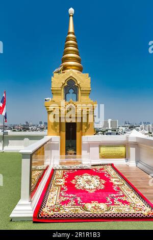 Tour d'angle avec tapis de prière rouge, Phu Khao Thong, Chedi sur la montagne d'or, Wat Saket, Temple de la montagne d'or, Wat Saket Ratcha Wora Maha Wihan, Bangkok, Thaïlande, Asie Banque D'Images